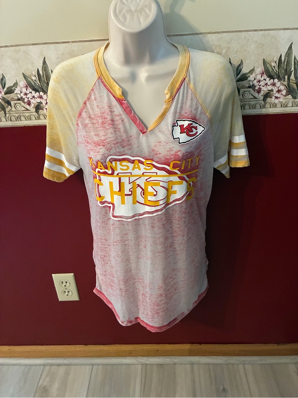 NFL Kansas City Chiefs Raglan V-Neck Tee - Red & Yellow